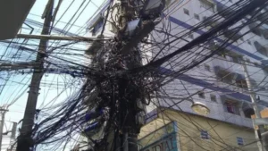 Gato na rede eletrica da Light na Rocinha Rio de Janeiro Foto Andre Ramalho 768x432 1 300x169