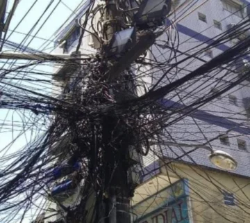 Gato na rede eletrica da Light na Rocinha Rio de Janeiro Foto Andre Ramalho 768x432 1 360x320