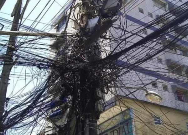 Gato na rede eletrica da Light na Rocinha Rio de Janeiro Foto Andre Ramalho 768x432 1 600x432